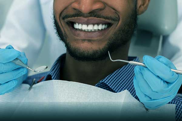 تكلفة زراعة الأسنان في الإمارات – الأسعار وأفضل العيادات و الأطباء